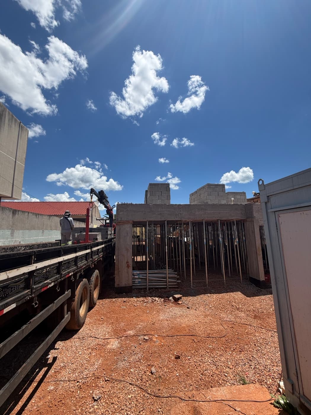 Canteiro de obras com ceu dramatico