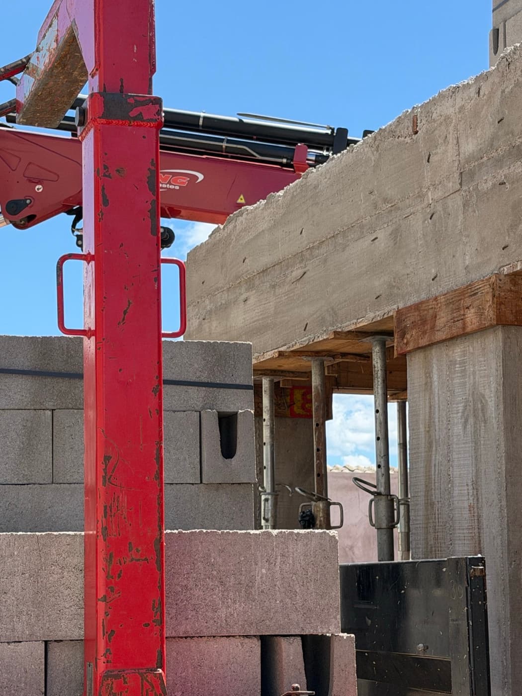 Guindaste com blocos de concreto em detalhe