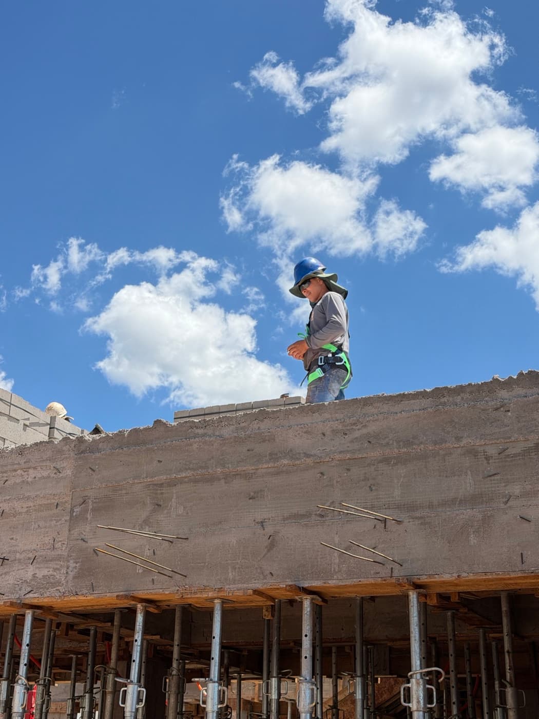 Trabalhador na estrutura visto de baixo