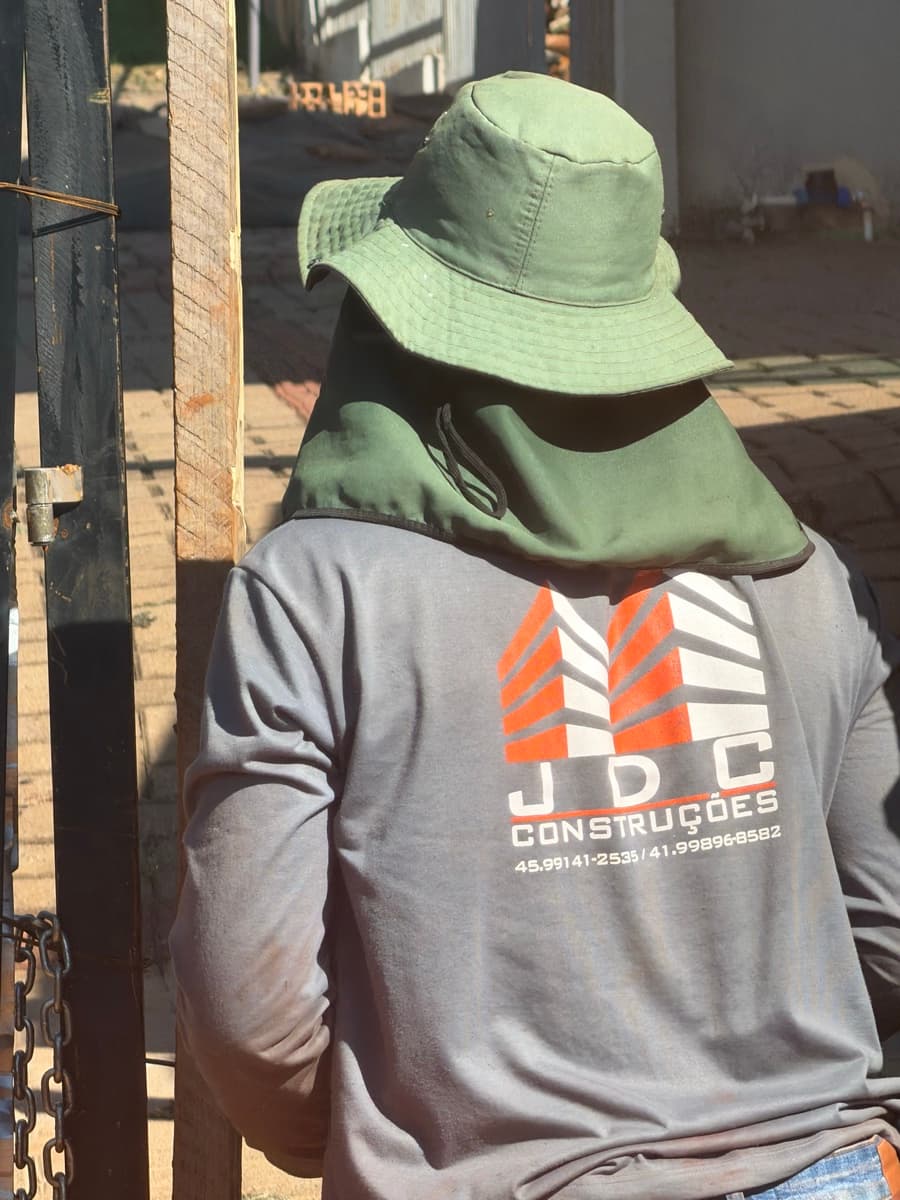 Trabalhador com camisa da construtora