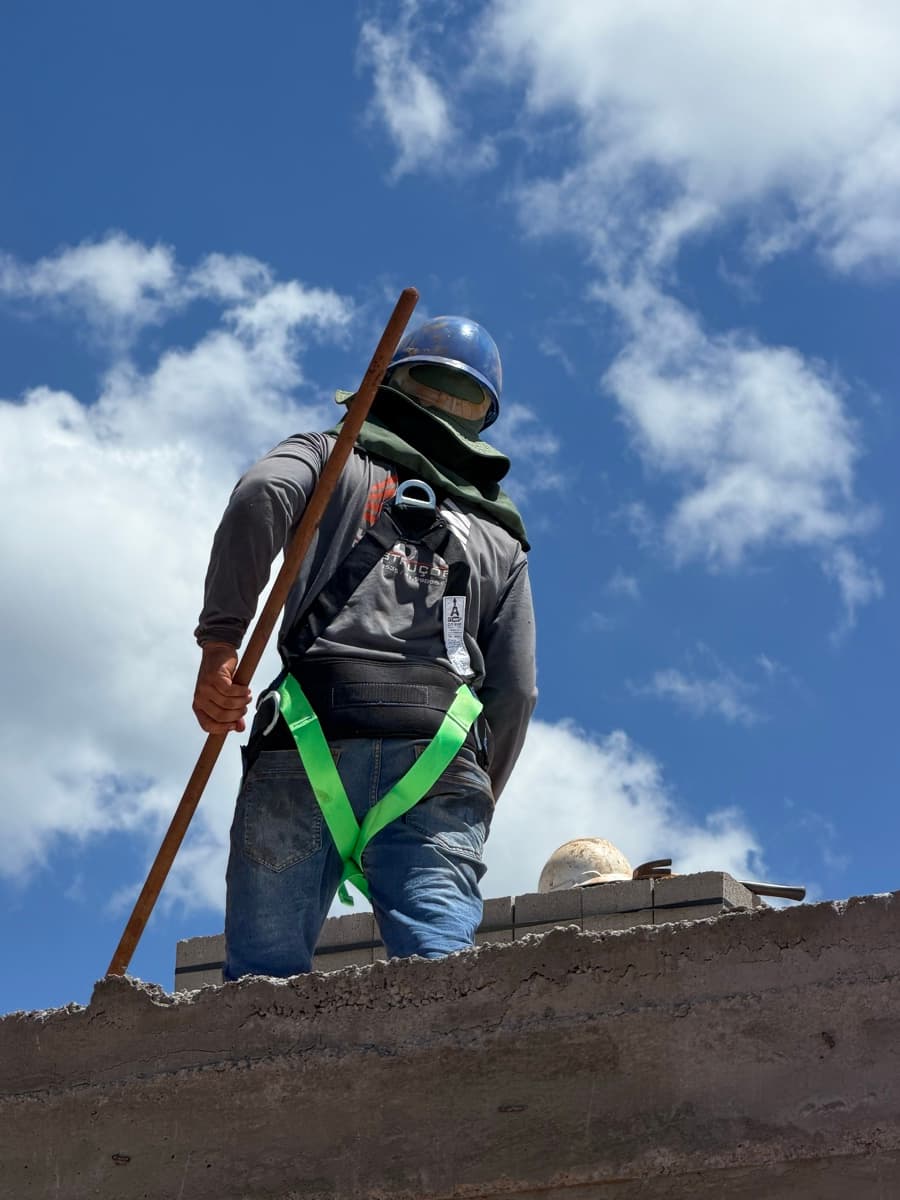 Trabalhador com haste na estrutura