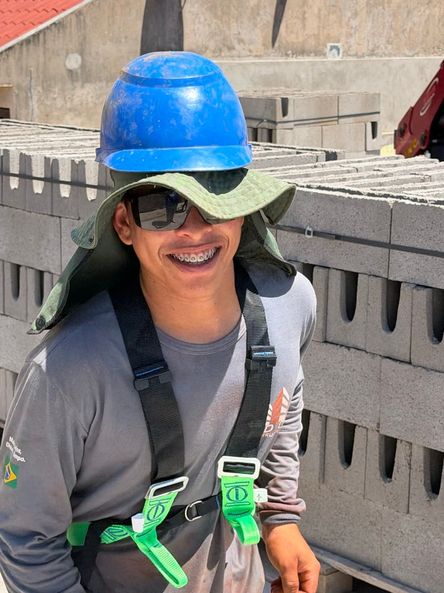 Trabalhador sorridente no canteiro de obras